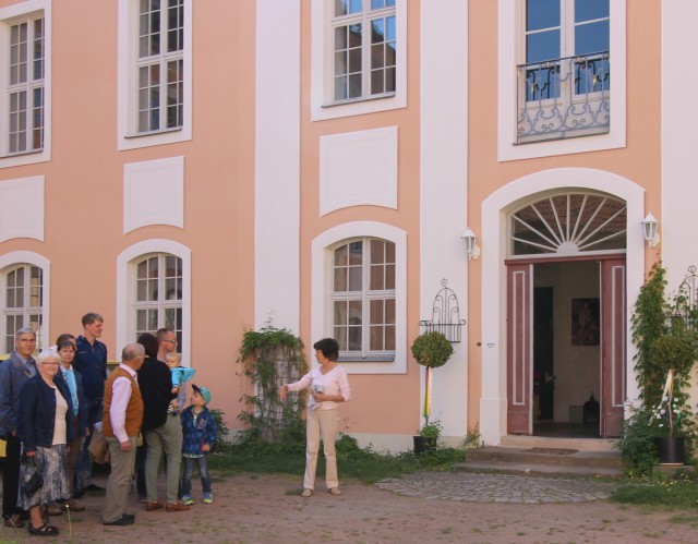 Dr. Ilse v. Sch�nberg f�hrt G�ste durch Schloss Reichst�dt